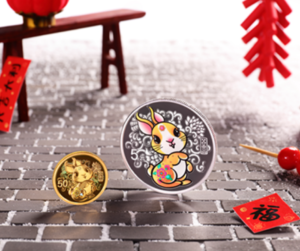 3克圓形金幣及15克圓形銀幣背面圖案均為裝飾兔造型，襯以吉祥紋飾。